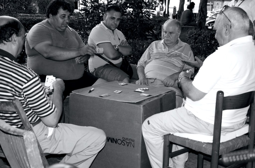 Siciliens jouant aux cartes dans la rue